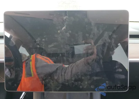 2025 Tesla Model Y from USA, damaged, VIN 7SAYGDED2SF266130